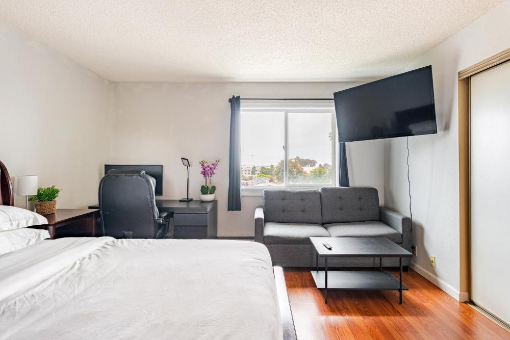 Cozy and Secure 3-Bedroom, 2-Bath Unit with 6 Beds and Beautiful Bay View